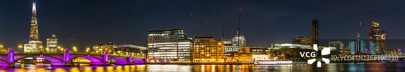 夜晚的泰晤士河岸伦敦地标全景图片素材