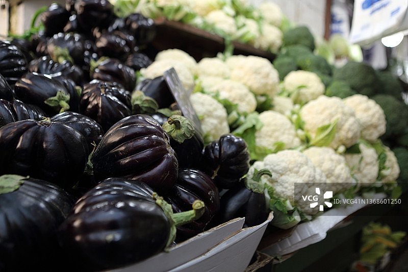 市场上出售的茄子、花椰菜和西兰花图片素材