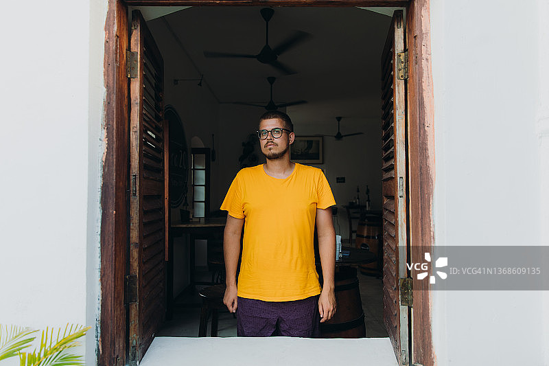 男游客在坦桑尼亚桑给巴尔岛探索石头城图片素材