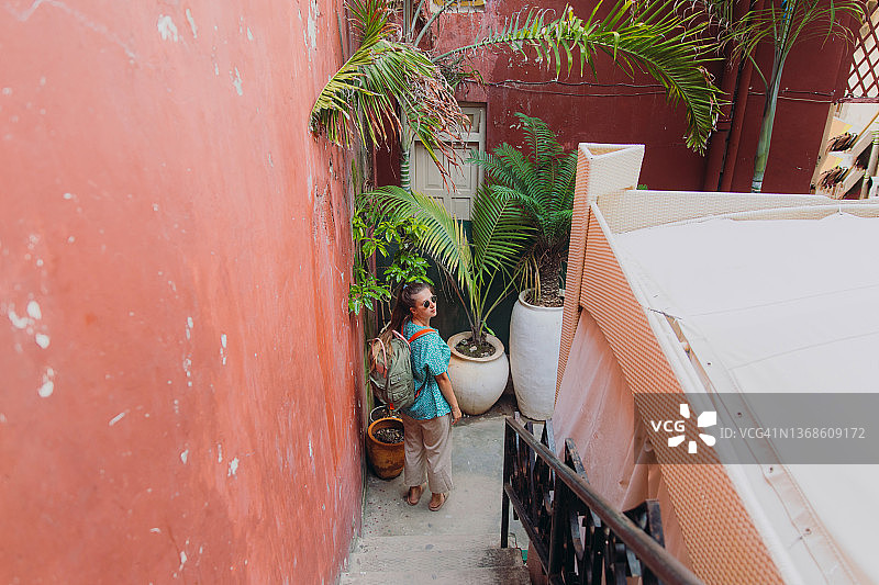 女游客在坦桑尼亚桑给巴尔岛的石头城游览图片素材