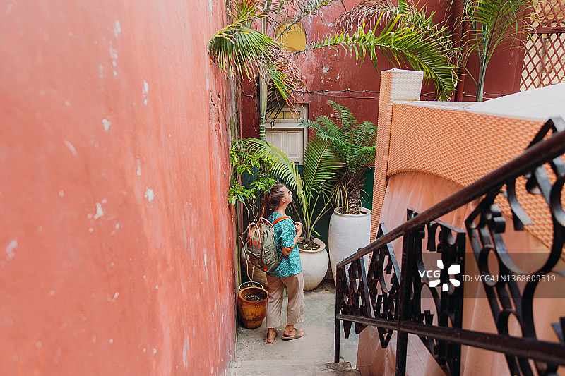 女游客在坦桑尼亚桑给巴尔岛的石头城游览图片素材