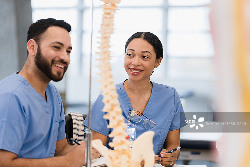 年轻的同学一起完成医学院作业图片素材