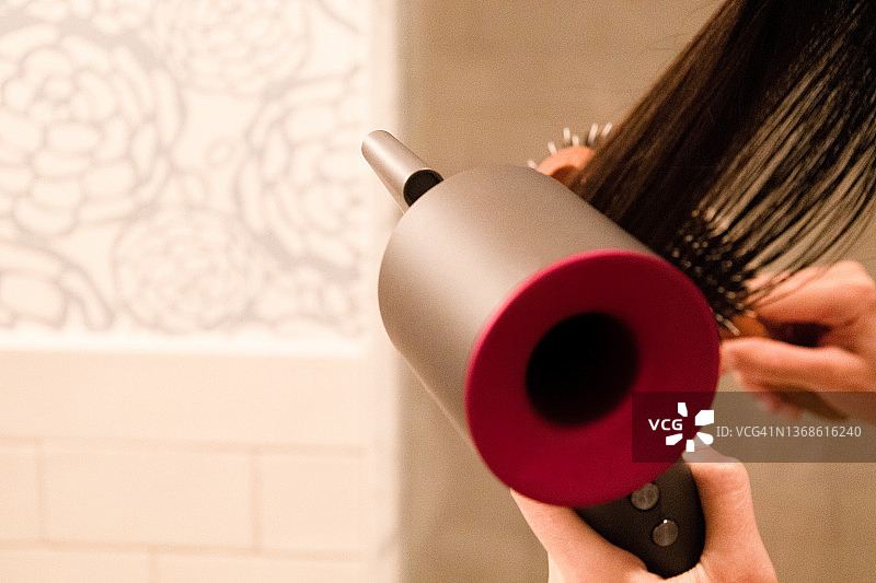 混血少女在家吹头发图片素材