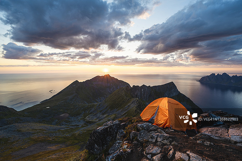 午夜阳光下挪威北部的野外露营图片素材