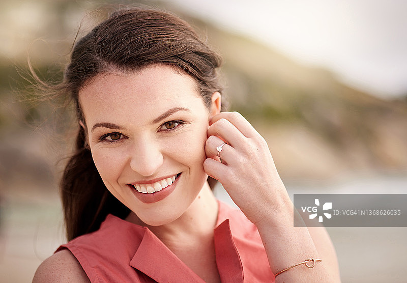 佩戴订婚戒指的年轻女子特写图片素材