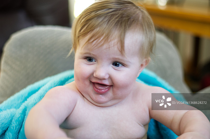 快乐的宝宝肖像图片素材