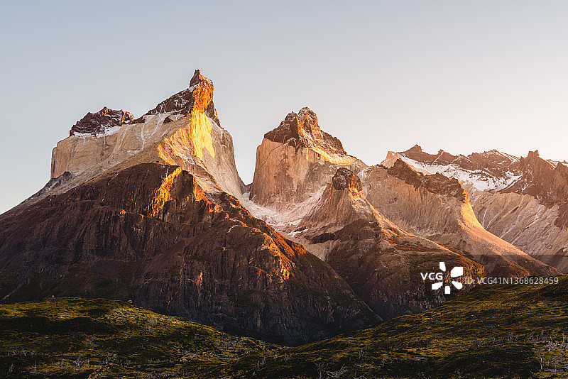 智利巴塔哥尼亚百内角峰日出图片素材