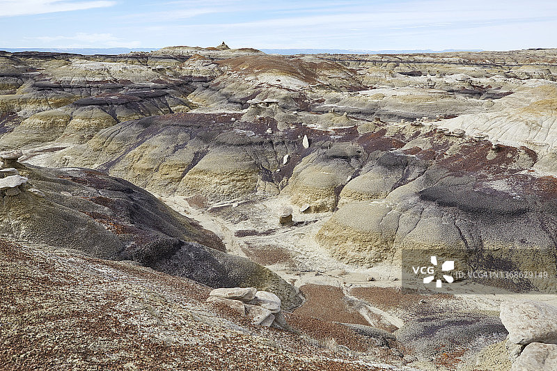 阳光明媚的荒地景观，美国新墨西哥州比斯蒂荒地图片素材
