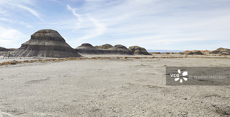 阳光明媚的荒地景观，美国新墨西哥州比斯蒂荒地图片素材