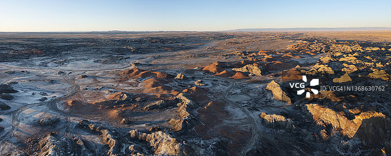 航拍日出时分新墨西哥州比斯蒂荒地的干旱恶劣地形景观图片素材