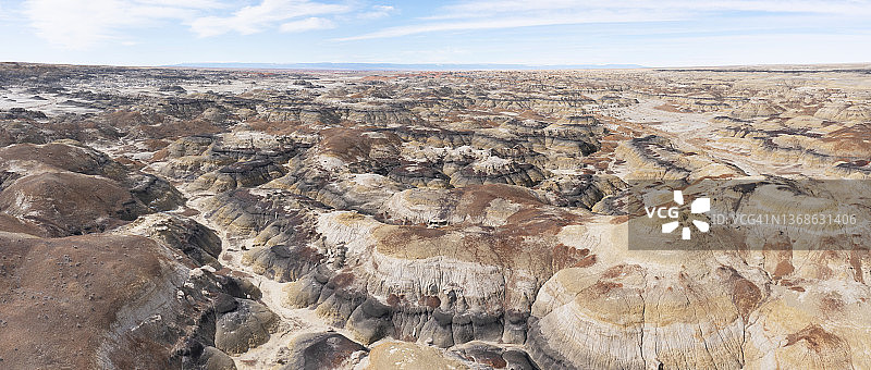 航拍阳光明媚的新墨西哥州比斯蒂荒地的干旱恶劣地形景观图片素材