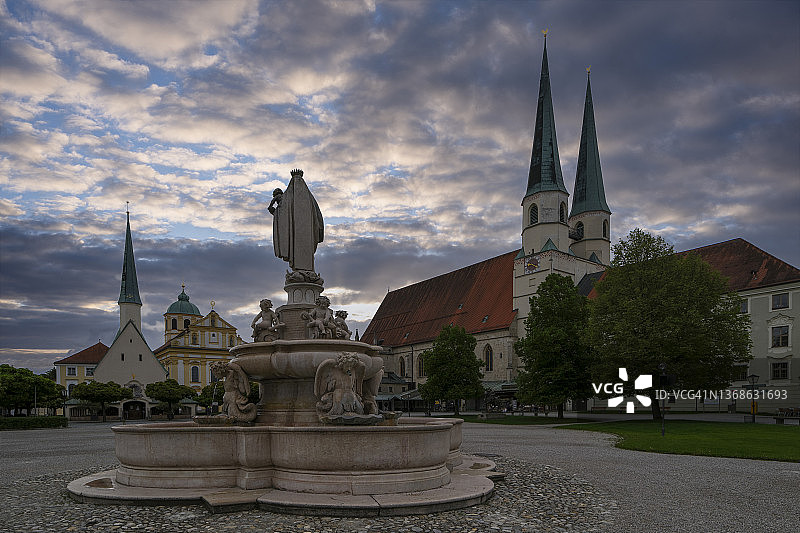 德国巴伐利亚州阿尔托廷，恩宠教堂、圣母喷泉和抹大拉教堂广场景观图片素材