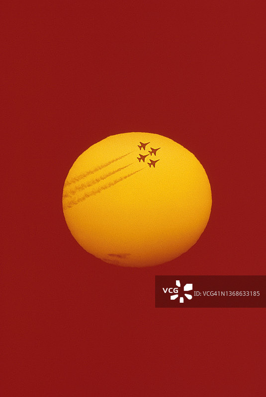 日落时分4架战斗机的合成图像图片素材