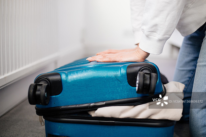 在家准备旅行箱图片素材