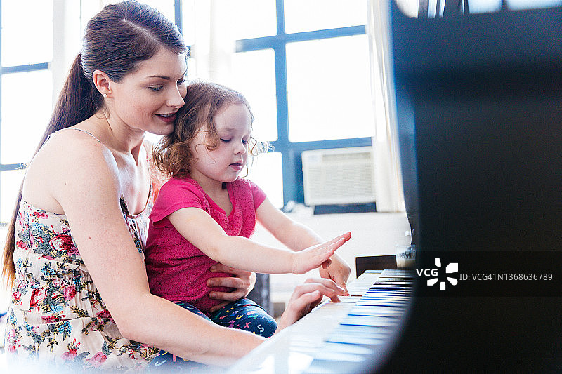 母女一起弹钢琴图片素材