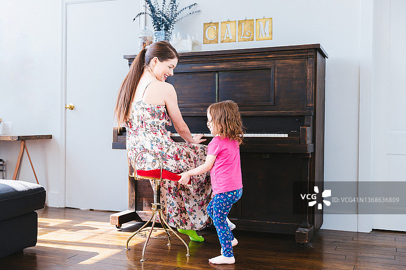 母女在客厅玩耍图片素材