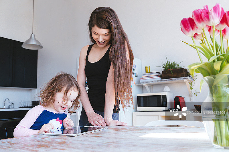 女婴使用平板电脑学习阅读图片素材