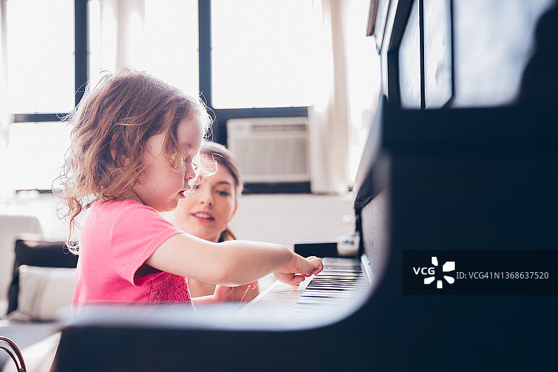 母女一起弹钢琴图片素材