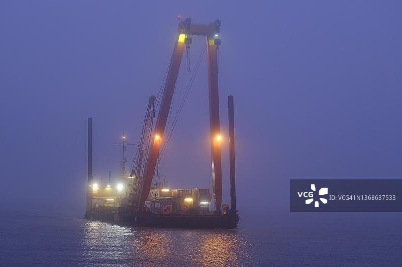 德国下萨克森州库克斯哈芬北海的照明挖泥船图片素材