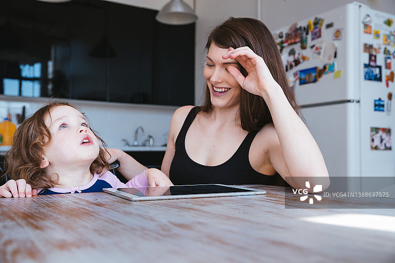母亲在家教育女儿图片素材