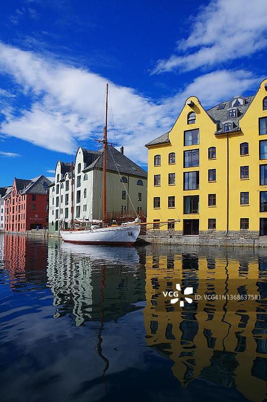 水中倒影的房屋，石屋，新艺术风格，奥勒松，默勒- og -罗姆斯达尔郡，挪威图片素材