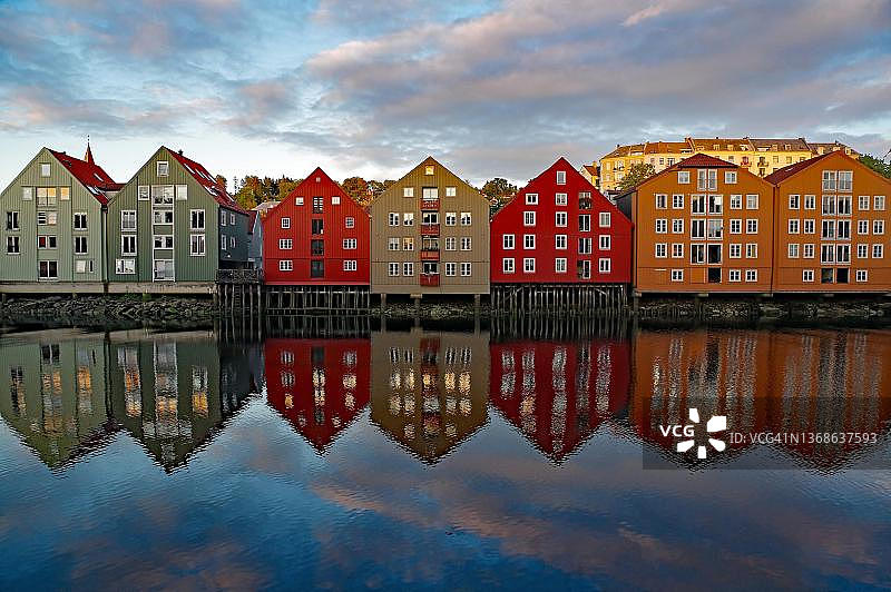 挪威特隆赫姆尼达河畔的木屋倒影图片素材