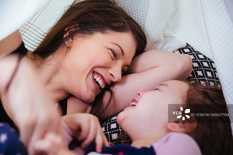 活泼的幼儿和妈妈图片素材