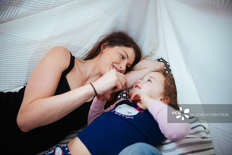 母女在卧室帐篷下玩耍图片素材