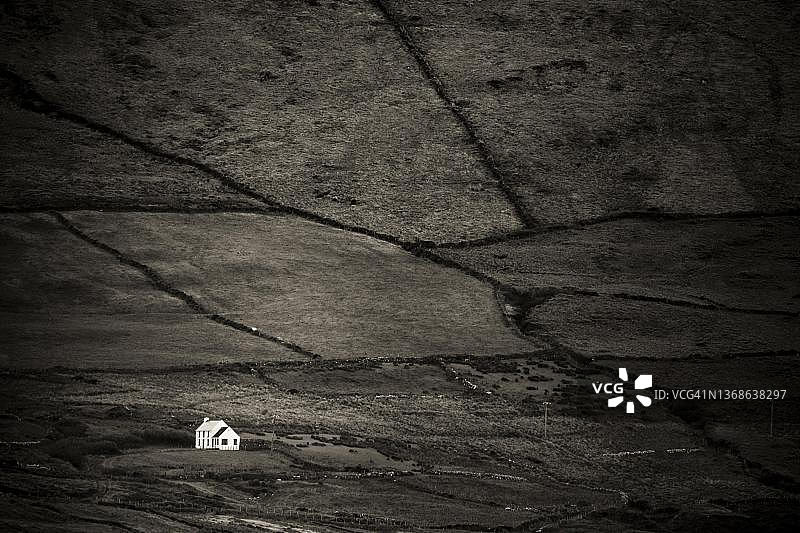 爱尔兰贝拉半岛荒凉景色中的小屋图片素材