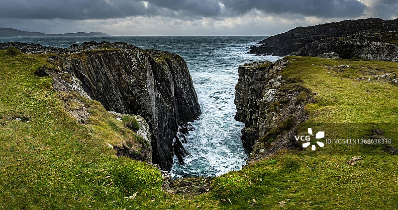 爱尔兰贝拉半岛岩石海岸的海浪图片素材