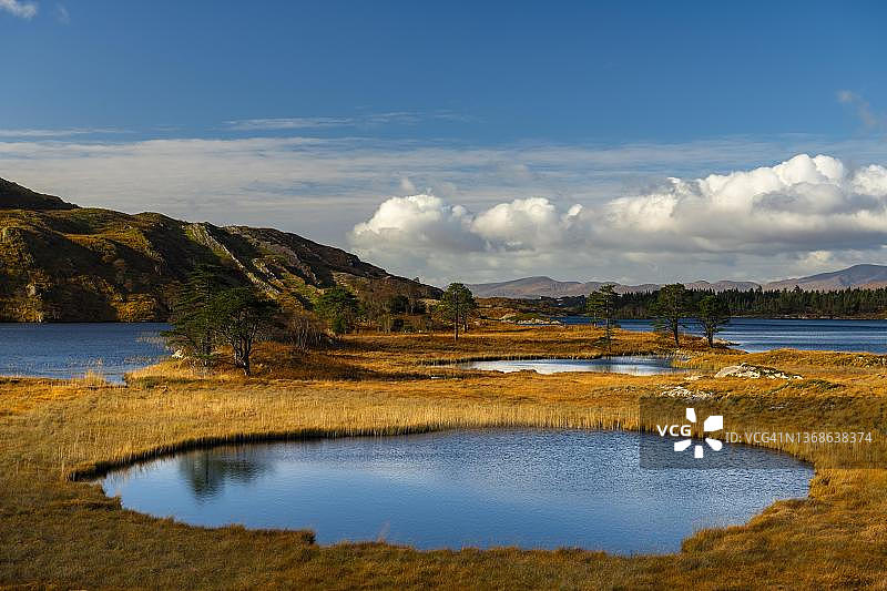 克洛尼湖秋季景观与多云的天空，位于爱尔兰克里郡肯梅尔图片素材