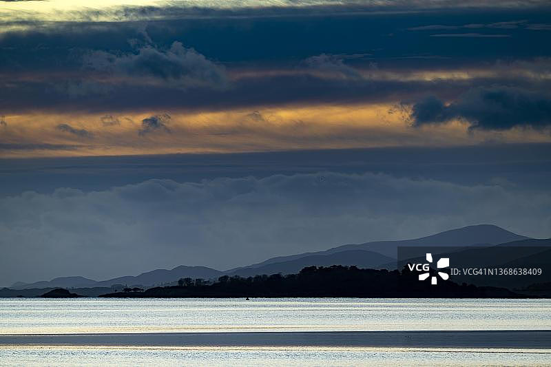 爱尔兰克里郡克内马尔海湾的蓝色时刻图片素材