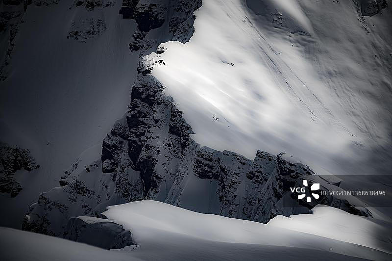奥地利霍恩伊芬峰顶的雾景图片素材