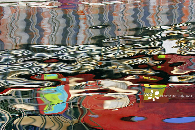 水面上的倒影图片素材