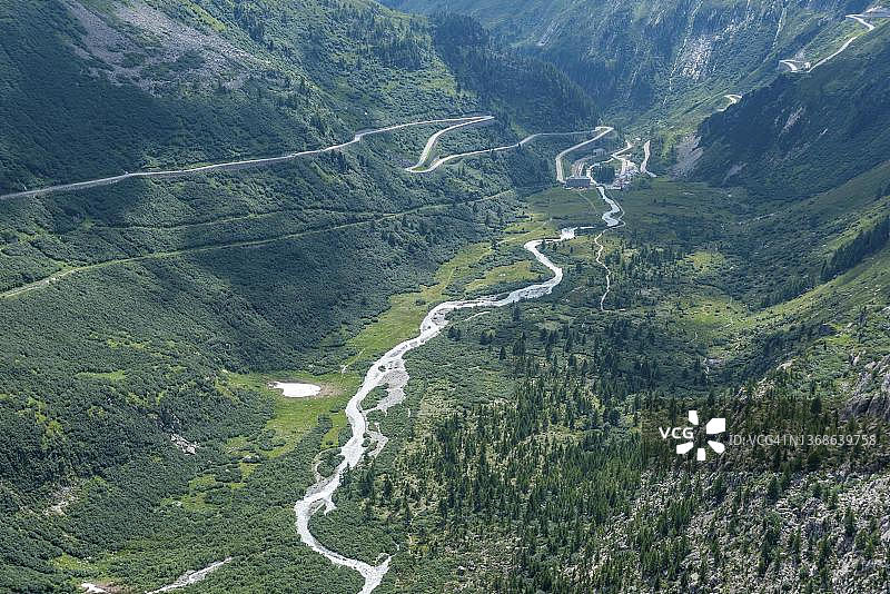 从富尔卡公路眺望罗纳河谷与罗纳河，上瓦尔德，瓦莱州，瑞士图片素材