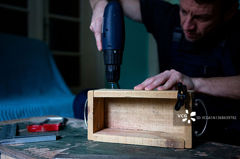 年轻木匠的小型企业图片素材