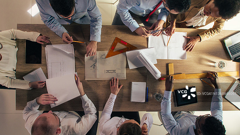 建筑师团队绘制蓝图和设计项目图片素材