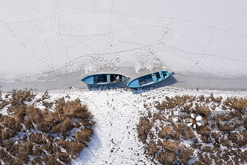 雪湖上的渔船图片素材