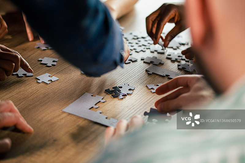 朋友们拼装拼图的特写镜头图片素材