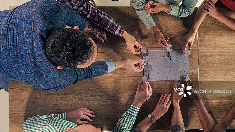 团队合作完成拼图的剪影图片素材