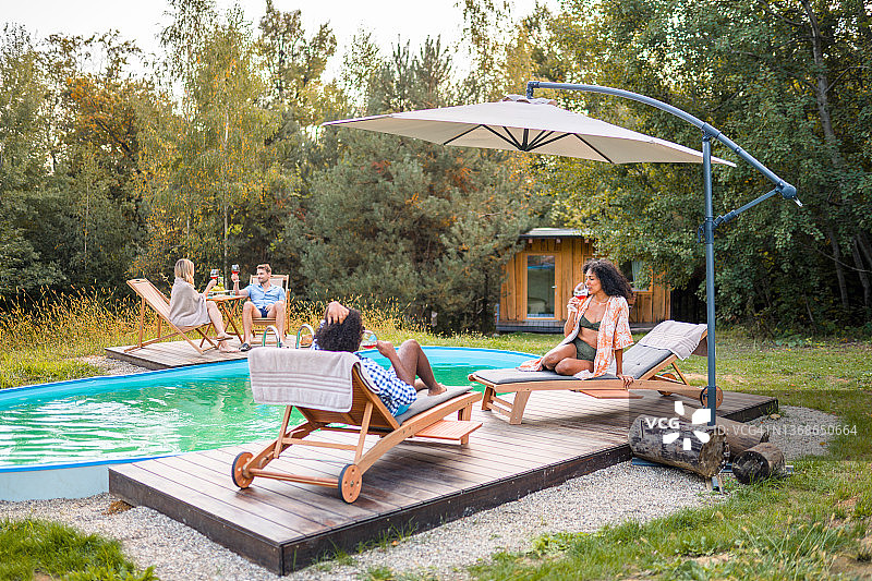 情侣在泳池边放松身心图片素材