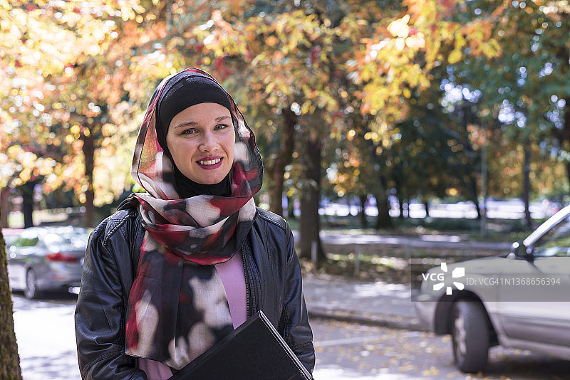 在城市公园散步的年轻穆斯林女性图片素材