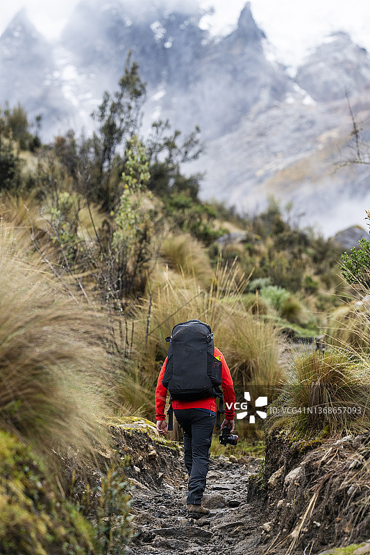 徒步圣克鲁斯小径。图片素材