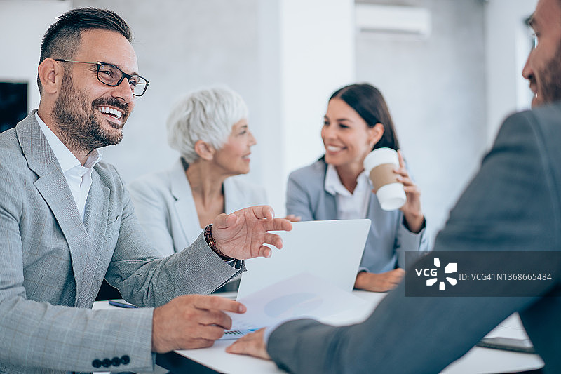 商务人士在办公室开会。图片素材