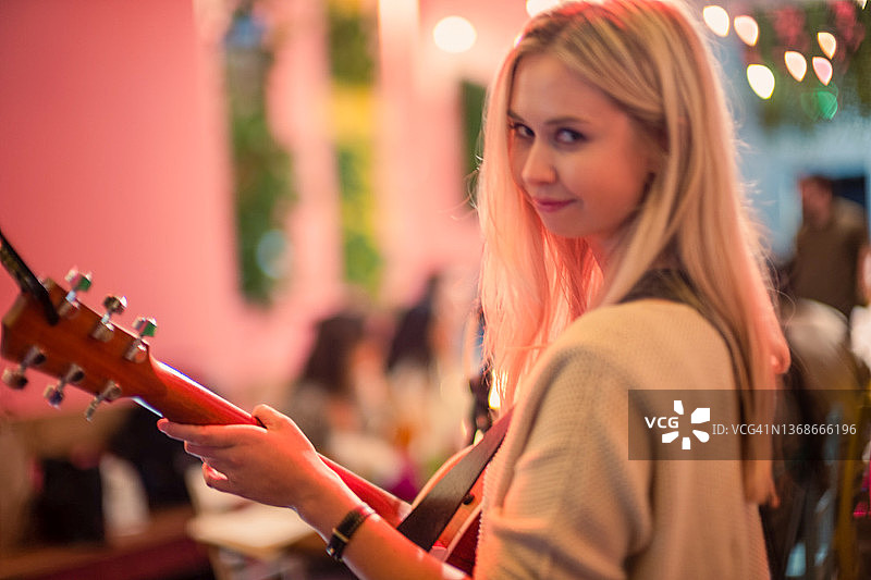 弹吉他的音乐家图片素材