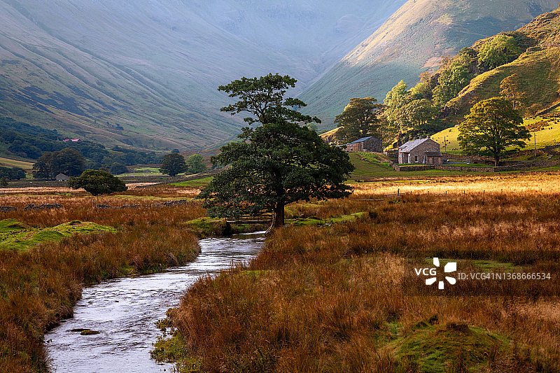 英国坎布里亚郡湖区马丁代尔溪流图片素材