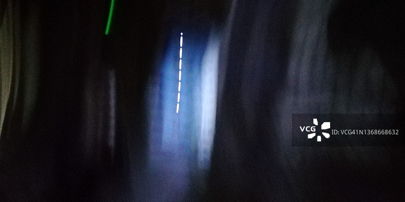 黑暗中带光的模糊抽象背景图片素材