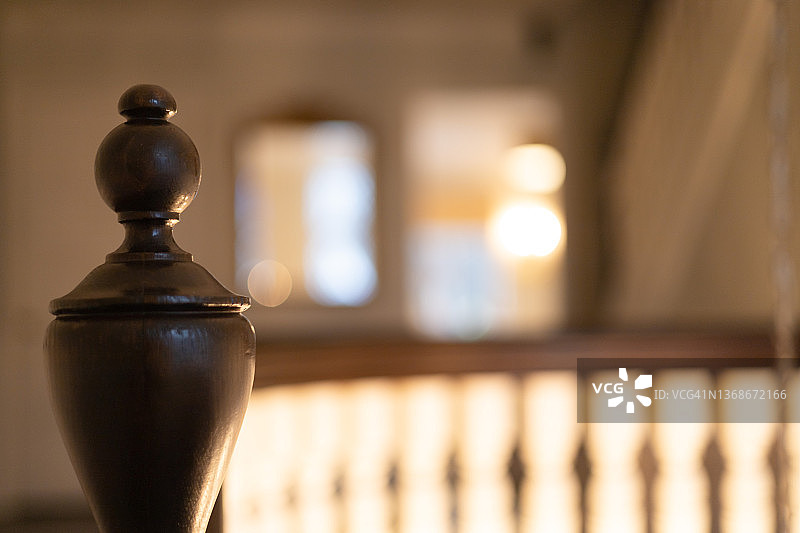 在吊灯的光芒下，享受室内舒适的冬日，爬楼梯到平台图片素材