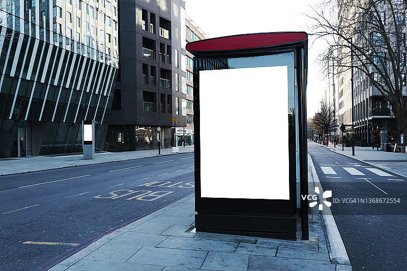 伦敦街头的空白数字广告牌公交站图片素材