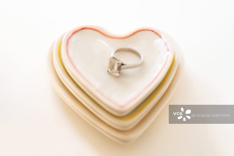 顶板上带有订婚钻戒的嵌套心图片素材